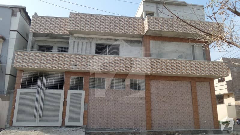 مڈل سٹی بہاولپور میں 5 کمروں کا 10 مرلہ مکان 2. 75 کروڑ میں برائے فروخت۔