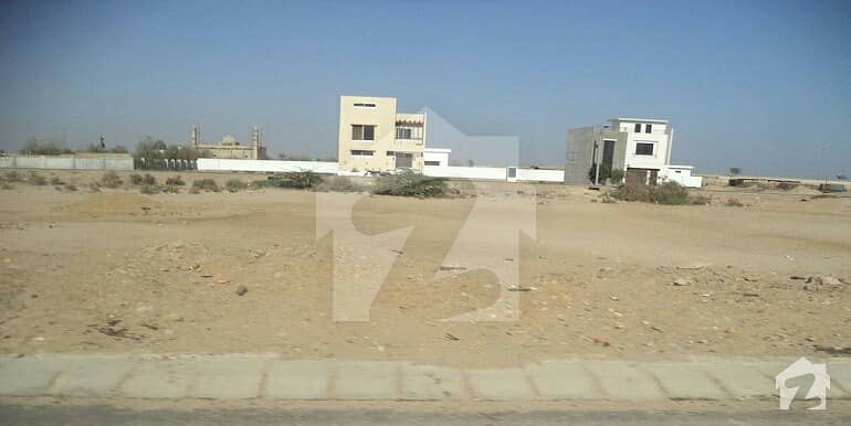شہید ملت روڈ کراچی میں 4 کنال کمرشل پلاٹ 30 کروڑ میں برائے فروخت۔