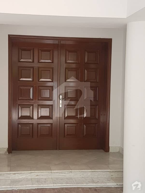 سرفراز رفیقی روڈ کینٹ لاہور میں 5 کمروں کا 1.25 کنال مکان 7.75 کروڑ میں برائے فروخت۔