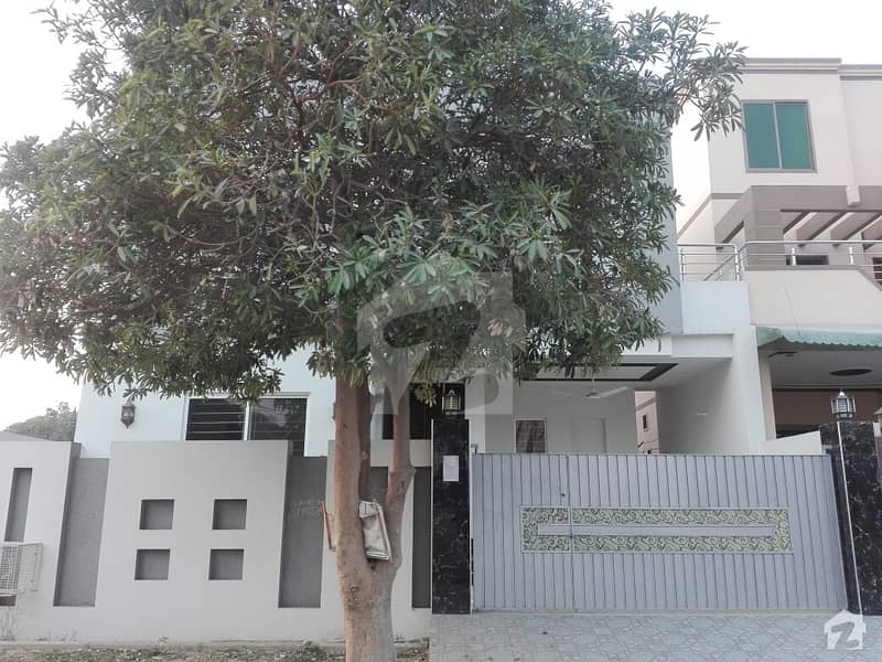 واپڈا سٹی فیصل آباد میں 4 کمروں کا 10 مرلہ مکان 1. 6 کروڑ میں برائے فروخت۔