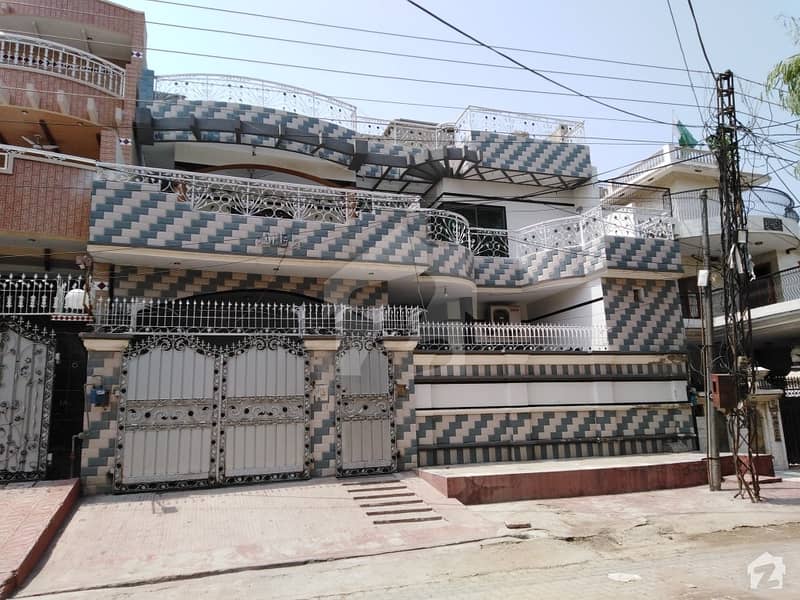 اقبال کالونی سرگودھا میں 10 مرلہ مکان 2. 4 کروڑ میں برائے فروخت۔
