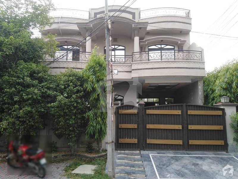 فیصل ٹاؤن ۔ بلاک سی فیصل ٹاؤن لاہور میں 5 کمروں کا 10 مرلہ مکان 2.8 کروڑ میں برائے فروخت۔