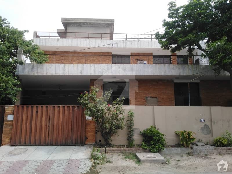 فیصل ٹاؤن ۔ بلاک بی فیصل ٹاؤن لاہور میں 4 کمروں کا 10 مرلہ مکان 1.8 کروڑ میں برائے فروخت۔