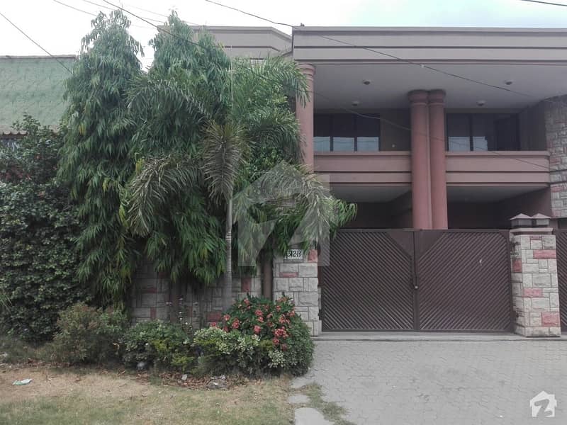 کیولری گراؤنڈ لاہور میں 4 کمروں کا 14 مرلہ مکان 1 لاکھ میں کرایہ پر دستیاب ہے۔