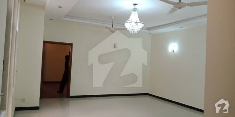 1 Kanal Full House Is Available For Rent With 5 Bedrooms