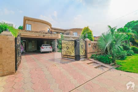 Superb Location 2 Kanal Bungalow For Sale Near Park and Main Road Superb Location 2 Kanal Bungalow For Sale Near Park and Main Road