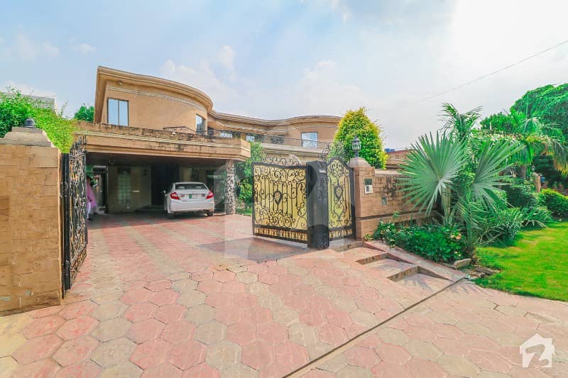 Superb Location 2 Kanal Bungalow For Sale Near Park and Main Road