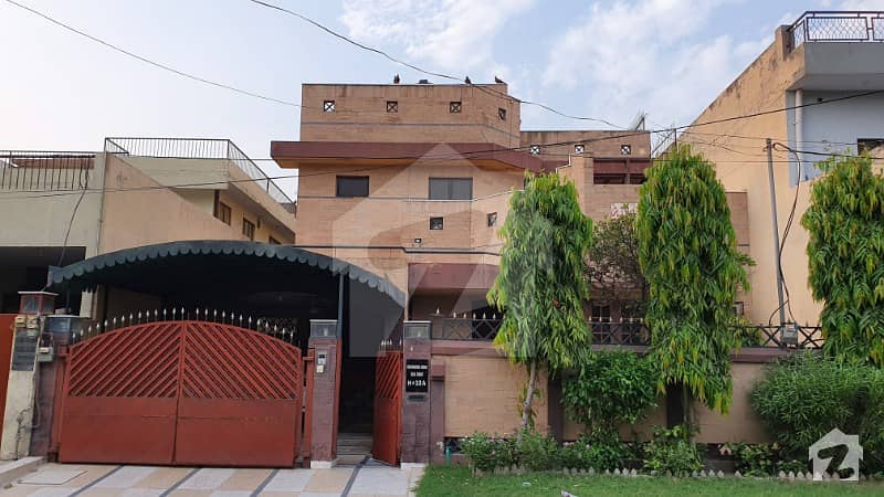 نیو آفیسرز کالونی صدر کینٹ لاہور میں 5 کمروں کا 16 مرلہ مکان 3 کروڑ میں برائے فروخت۔