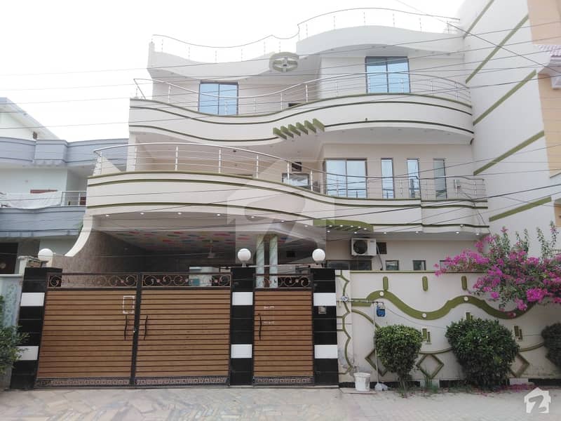 علامہ اقبال ٹاؤن بہاولپور میں 7 کمروں کا 11 مرلہ مکان 2 کروڑ میں برائے فروخت۔