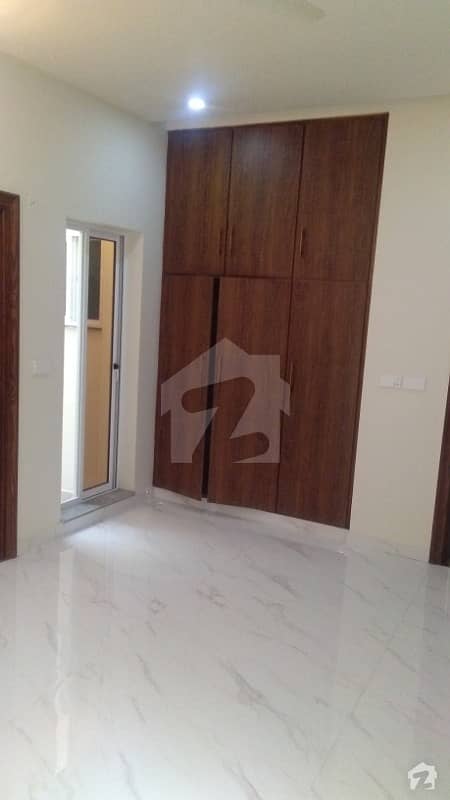 ایڈن ویلی فیصل آباد میں 5 کمروں کا 12 مرلہ مکان 1. 2 لاکھ میں کرایہ پر دستیاب ہے۔