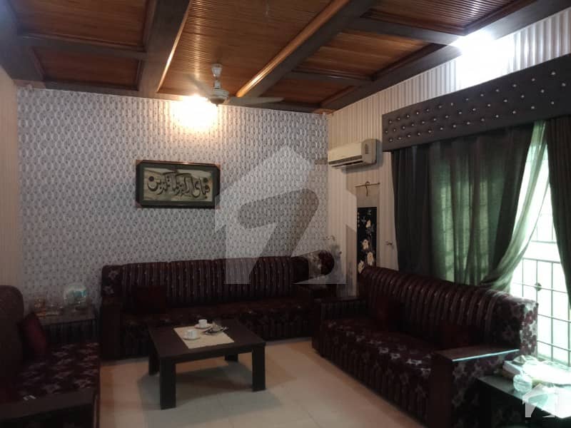 یونیورسٹی ٹاؤن فیصل آباد میں 6 کمروں کا 1 کنال مکان 6 کروڑ میں برائے فروخت۔