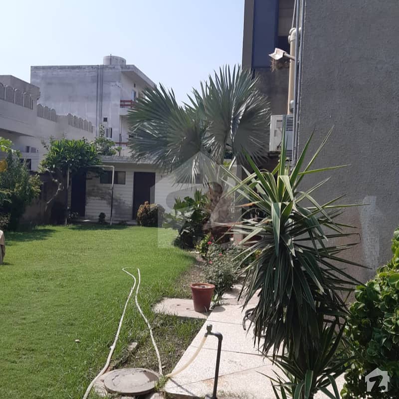 نیو مسلم ٹاؤن لاہور میں 6 کمروں کا 2.3 کنال مکان 11 کروڑ میں برائے فروخت۔