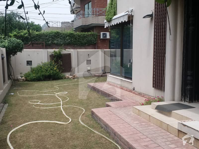 کینٹ لاہور میں 5 کمروں کا 1 کنال مکان 1.8 لاکھ میں کرایہ پر دستیاب ہے۔