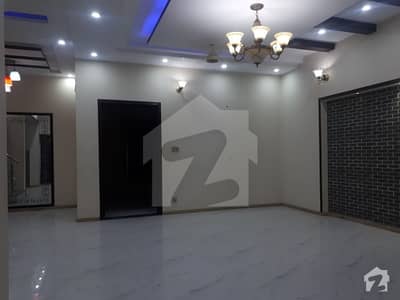طارق گارڈنز ۔ بلاک سی طارق گارڈنز لاہور میں 7 کمروں کا 10 مرلہ مکان 2. 45 کروڑ میں برائے فروخت۔
