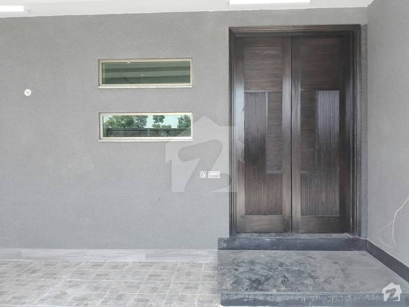 ایڈن گارڈنز فیصل آباد میں 5 کمروں کا 11 مرلہ مکان 2. 5 کروڑ میں برائے فروخت۔