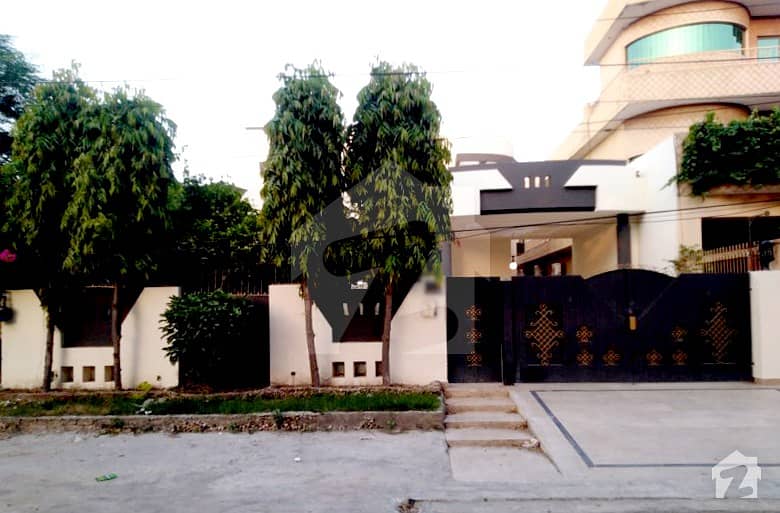 جوہر ٹاؤن فیز 2 جوہر ٹاؤن لاہور میں 5 کمروں کا 1 کنال مکان 4 کروڑ میں برائے فروخت۔