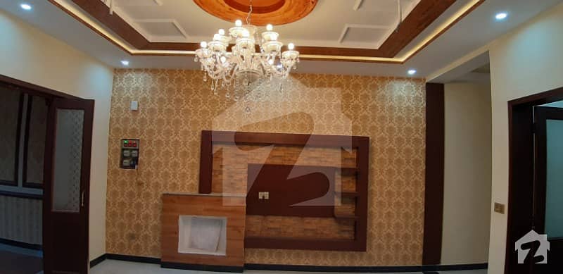 پی آئی اے ہاؤسنگ سکیم لاہور میں 5 کمروں کا 10 مرلہ مکان 2.15 کروڑ میں برائے فروخت۔