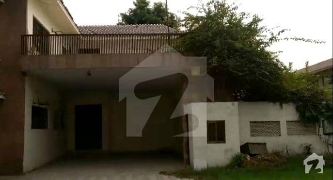 3.7 Kanal Corner House For Sale At Hot Location
