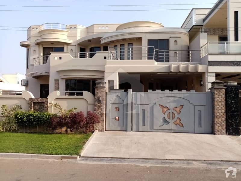 WellBuilt House Available At Good Location Garden Town, Gujranwala