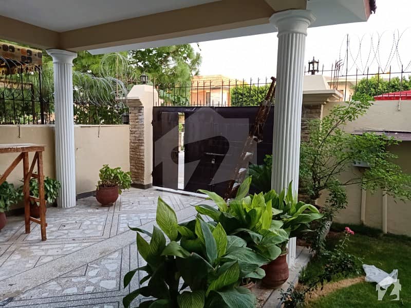 F-8 - Beautiful Double Storey House For Rent With Green Garden