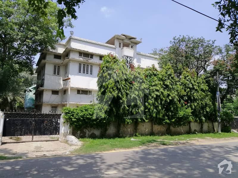 ایم ایم عالم روڈ گلبرگ لاہور میں 11 کمروں کا 2. 12 کنال مکان 26 کروڑ میں برائے فروخت۔