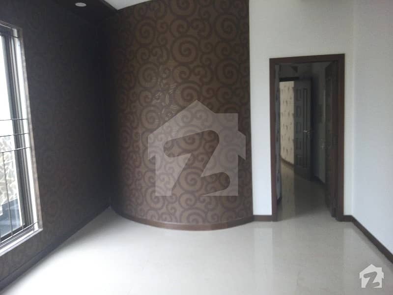 کینٹ لاہور میں 7 کمروں کا 1.2 کنال مکان 11 کروڑ میں برائے فروخت۔