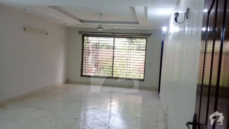 کینٹ لاہور میں 5 کمروں کا 1.25 کنال مکان 8.5 کروڑ میں برائے فروخت۔