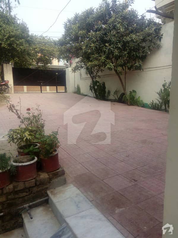 2 bed uper portion At the top location of Peshawar road Kashmir lane