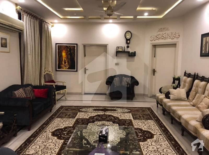 سوساں روڈ فیصل آباد میں 7 کمروں کا 1 کنال مکان 4 کروڑ میں برائے فروخت۔