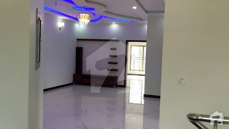 لیک سٹی ۔ سیکٹر ایم ۔ 5 لیک سٹی رائیونڈ روڈ لاہور میں 5 کمروں کا 10 مرلہ مکان 2 کروڑ میں برائے فروخت۔