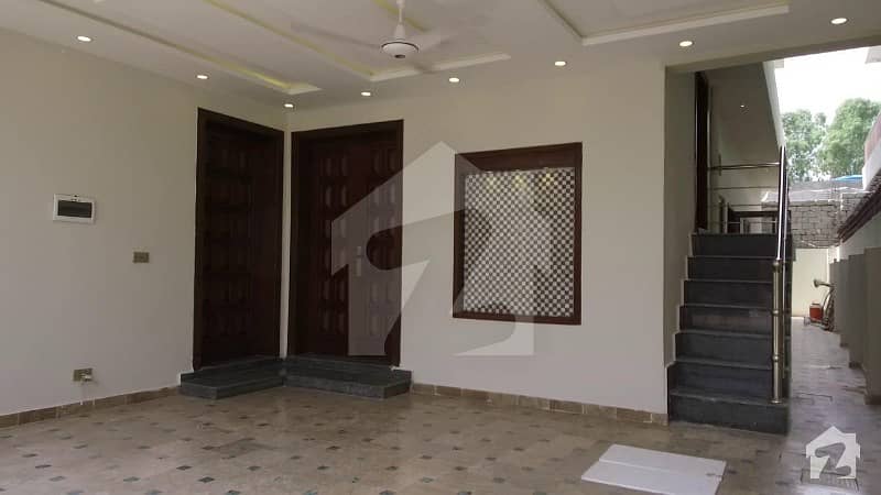 ایف ۔ 11 اسلام آباد میں 8 کمروں کا 1.33 کنال مکان 10 کروڑ میں برائے فروخت۔