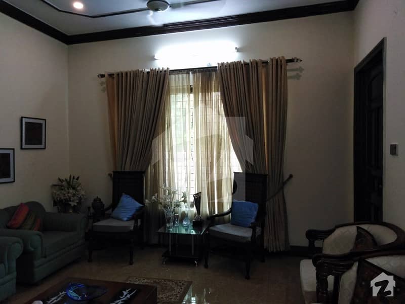 فیصل گارڈنز فیصل آباد میں 9 کمروں کا 10 مرلہ مکان 3.25 کروڑ میں برائے فروخت۔