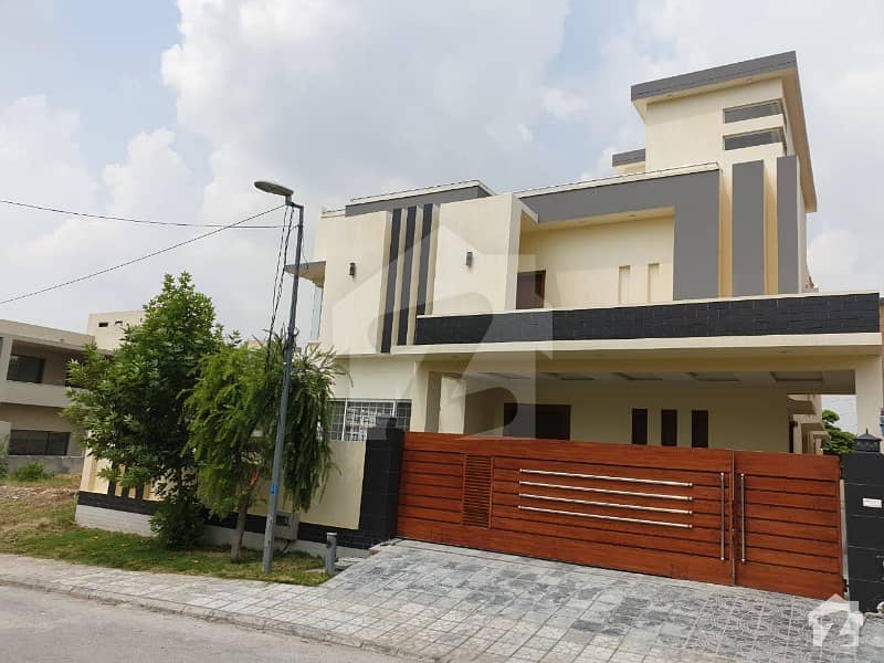 Stunning Brand New 5 Bedrooms 1 Kanal House For Sale