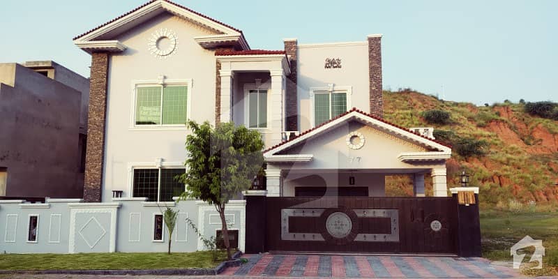 OS 1 Kanal Luxurious House With A Beautiful Lawn