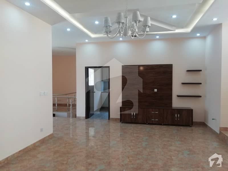 ONE KANAL BIUTIFUL HUOSE 5 beds with attached Bath  Shower Cabin  Drawing room Dining Room Specious TV Lounge for big gathering Jacuzi Tub Bath Installed