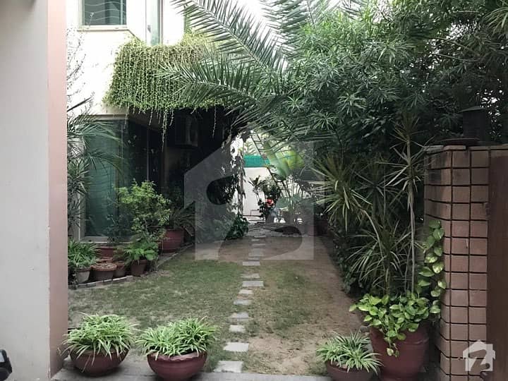 سی ایم اے کالونی کینٹ لاہور میں 5 کمروں کا 1 کنال مکان 5 کروڑ میں برائے فروخت۔