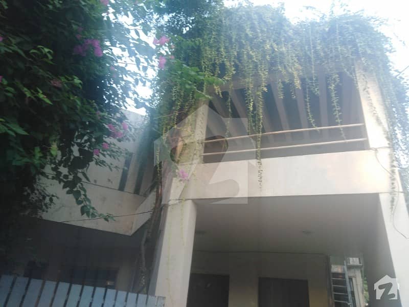 Gulberg 10 Marla Town House For Rent