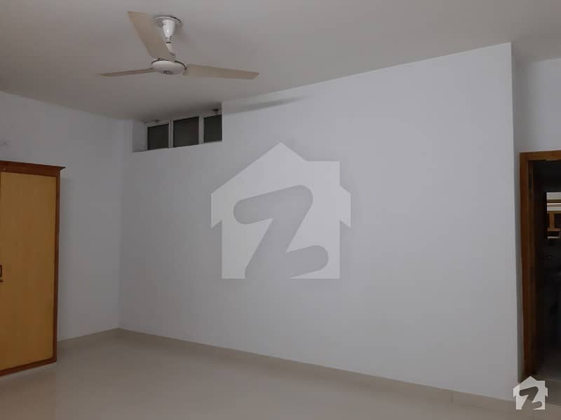 Basement for rent with 2 parking good location near market park 3
