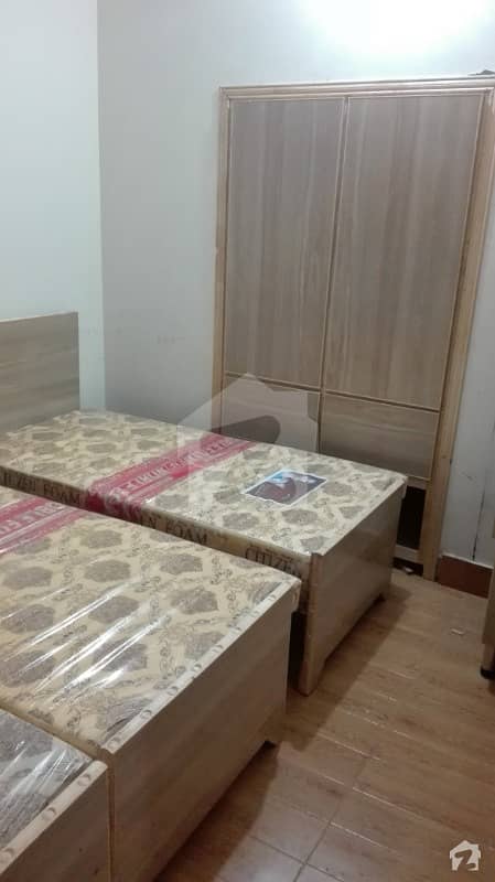 الحمرا ٹاؤن لاہور میں 4 کمروں کا 5 مرلہ کمرہ 12 ہزار میں کرایہ پر دستیاب ہے۔