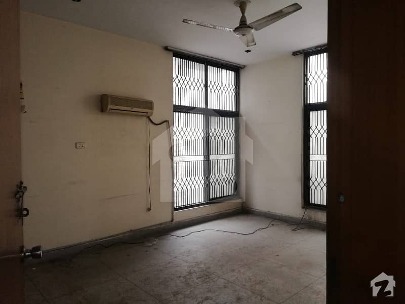 فیصل ٹاؤن ۔ بلاک سی فیصل ٹاؤن لاہور میں 3 کمروں کا 10 مرلہ مکان 70 ہزار میں کرایہ پر دستیاب ہے۔