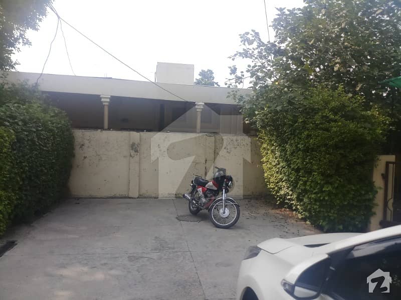 13marla double story home 5bed tvl dd for sale in Gullbarag 3 near hafeez senter