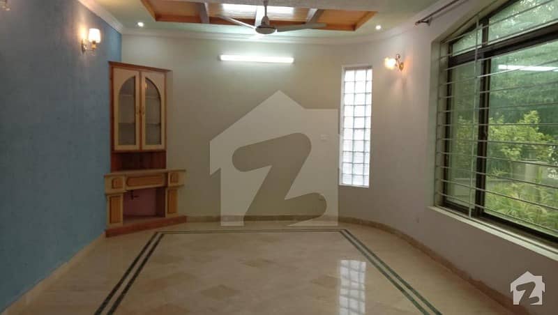 ایف ۔ 8 اسلام آباد میں 6 کمروں کا 8 مرلہ مکان 6 لاکھ میں کرایہ پر دستیاب ہے۔