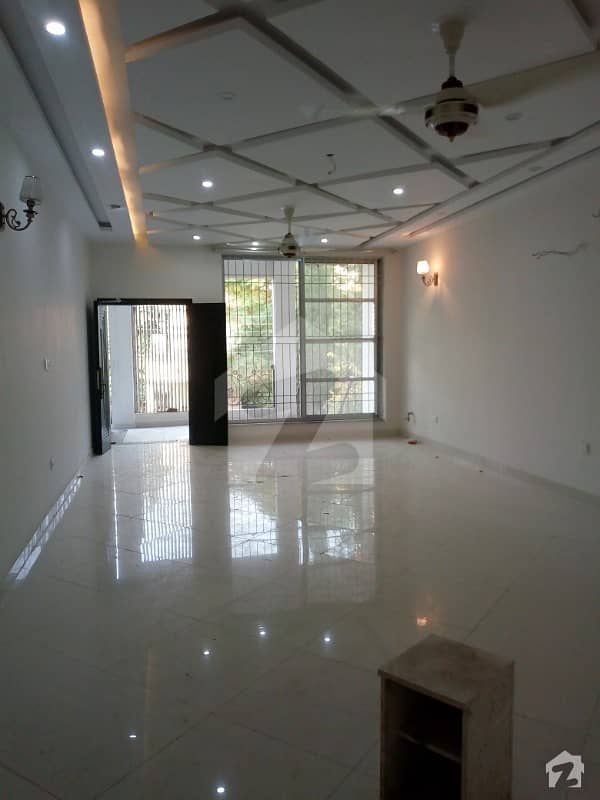 کینٹ لاہور میں 3 کمروں کا 1 کنال بالائی پورشن 90 ہزار میں کرایہ پر دستیاب ہے۔