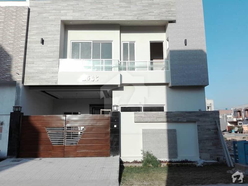 ماڈل سٹی ون کینال روڈ فیصل آباد میں 3 کمروں کا 5 مرلہ مکان 1. 15 کروڑ میں برائے فروخت۔