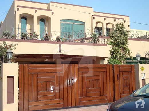 12 Marla Prime Located Beautiful House For Sale In Defence Villas