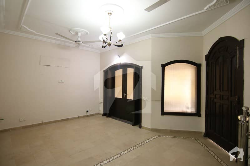 ایف ۔ 11 اسلام آباد میں 4 کمروں کا 8 مرلہ مکان 1 لاکھ میں کرایہ پر دستیاب ہے۔