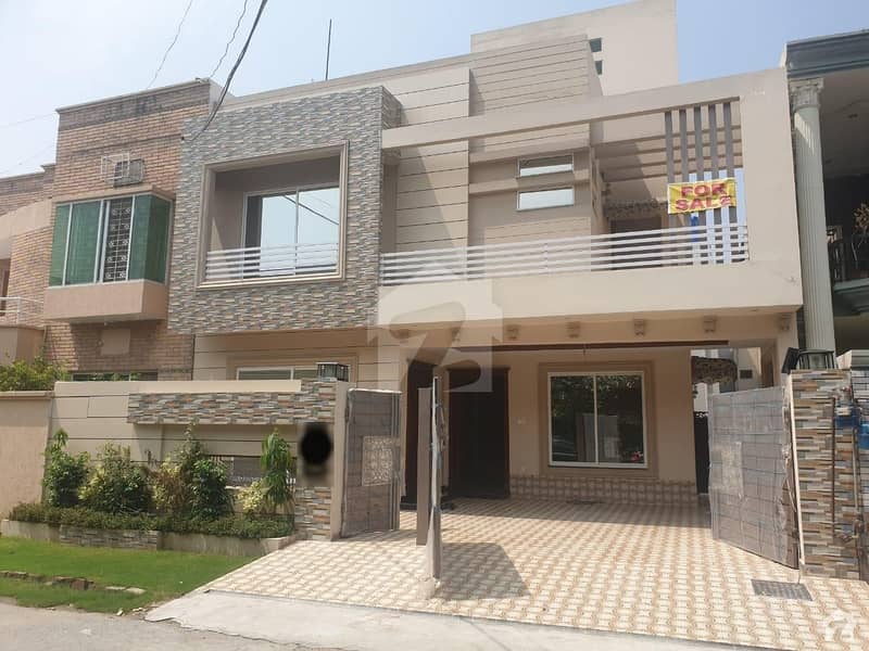 10 Marla Ultra Modern Double Storey House Solid Construction Very Very Hot Location