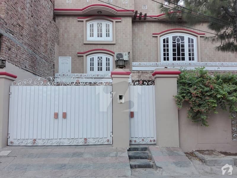 خیابانِ کالونی فیصل آباد میں 12 مرلہ مکان 2 کروڑ میں برائے فروخت۔