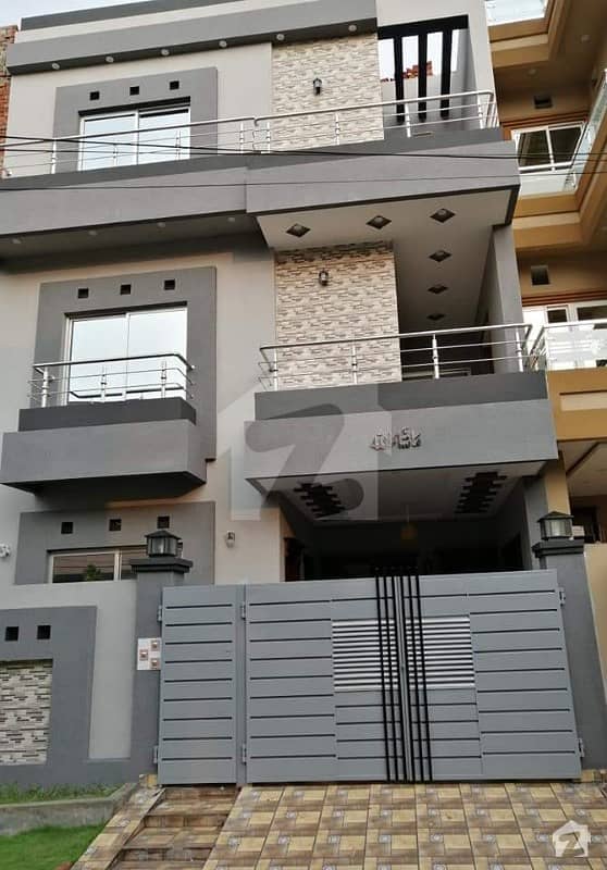 Ideal Location Near Park 5 Marla Brand Triple Storey House For Sale In