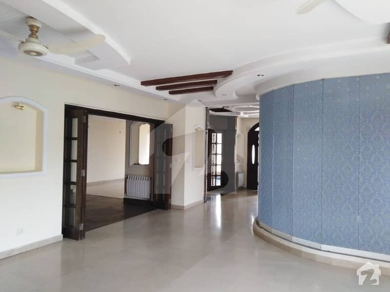 355 Sqrd Ground Portion available for Rent in D12